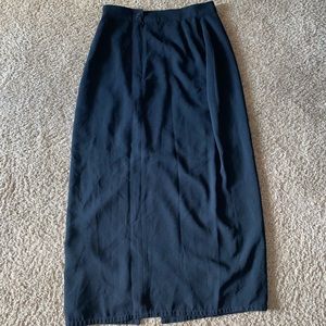 Black express midi skirt.